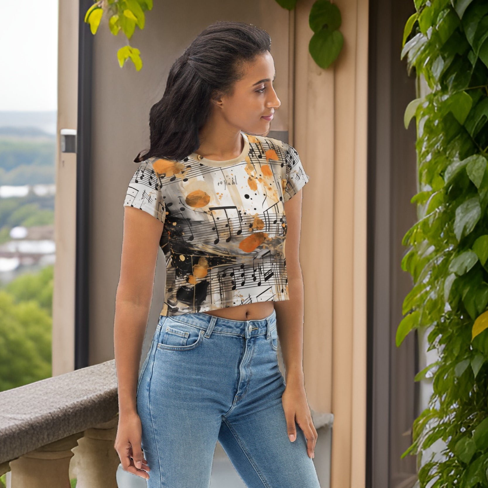 Crop tops ar stilizētu nošu apdruku “Lucido” izcels Tavu īpašo personību! Krekla piegriezums apvienojumā ar tā krāsaino dizainu piešķirs Tavam tēlam vieglumu un romatisku rotaļīgumu, bet praktiskais audums sniegs komfortu.